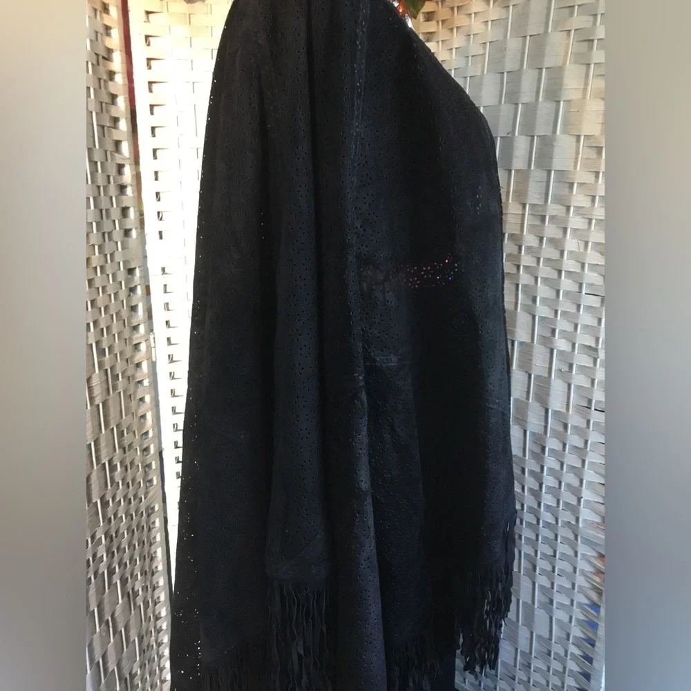 💖🌸 See new listing 🌺💜 Suzanne Somers Black Laser Cut Leather Cape Poncho - Picture 6 of 15